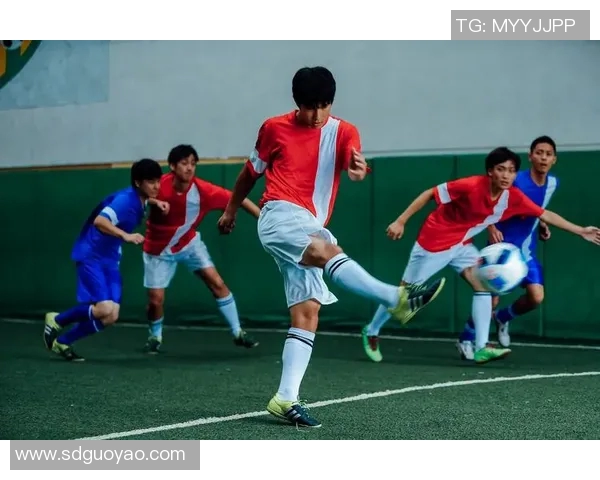 足球明星的夸张画作展现了他们在绿茵场上的传奇风采与个性魅力